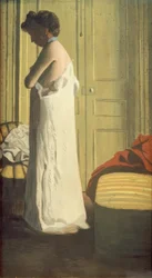 Žena si sundává košili