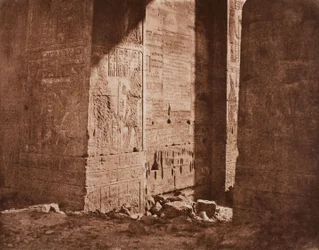 První pylon - francouzský nápis vytesaný na východním střílně v bodě H, ostrov Fila (Philae)