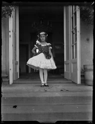 Obrázek Susanne sordidness (1911-1991) v dětském kostýmu