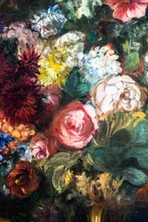 Váza s květinami na konzole, detail