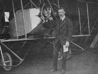 Jeden z nejlepších instruktorů: Lewis WF Turner stojící u cvičného dvouplošníku Caudron, 1913 1934