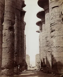 Sloupce hypostylové síně Velkého chrámu Amon-Ra v egyptském Karnaku