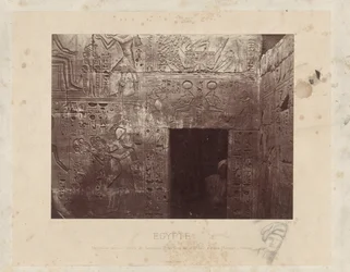 Muž v een deuropeningu v chrámu van Ramses III v Egyptě Sochy v Chrámu Ramesse III., vzadu na 2. nádvoří, vpravo (Karnak) - Théby (název na objektu) Egypt (název série na objektu)