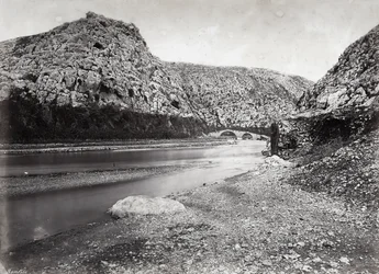 "Nahr el-Kalb" (řeka psa) mezi horami Libanonu, poblíž Bejrútu, v Palestině
