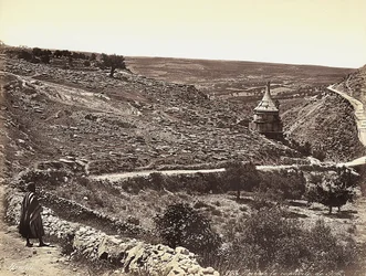 Panoramatický výhled na údolí Cedron nebo Josafat s hrobkou Absaloma na okraji Jeruzaléma. Mas se dívá na pohled z ulice