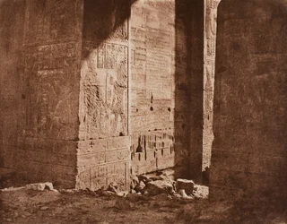 První pylon - francouzský nápis vytesaný na východní střílně v bodě H, ostrov Fila.., 1851
