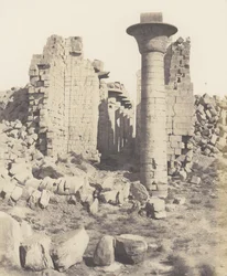 Karnak Théby, nádvoří paláce - pohled převzatý z bodu I, 1851-52, vytištěno 1853-54.