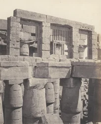 Karnak Théby, Palác - Hypostyle Hall - Okno a hlavní města ..., 1851-52, tištěno 1853-54.