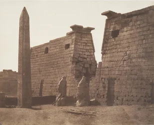 Luxor Théby, dřívější stavba - Kolosový pylon a obelisk, 1851-52.