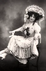 Fanny Dango 1878-1972, zpěvačka a tanečnice, začátek 20. století.