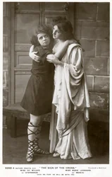 Ivy Millais a Marie Leonhard, herečky, c1900.