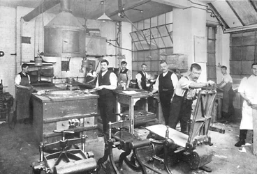 Dalziel Foundry Limited. - Prostory Earl Street. Formovací a licí závod a zaměstnanci, 1909.