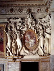 Architektura: detail pokoje Anny de Pisseleu, vévodkyně z Étampes (1508-1580), favoritky Františka I., na zámku Fontainebleau, známého jako Královské schodiště. Provedl Francesco Primaticcio, zvaný Le Primatice (1504-1570), 1541, Fontainebleau.