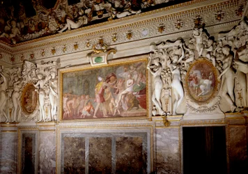 Architektura: detail pokoje Anny de Pisseleu, vévodkyně z Étampes (1508-1580), favoritky Františka I., na zámku Fontainebleau, známého jako Královské schodiště. Provedl Francesco Primaticcio, zvaný Le Primatice (1504-1570)