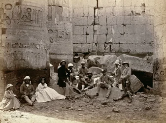 Skupinová fotografie ve Sloupové síni, Karnak, Théby, 1862
