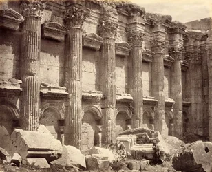 Severní stěna interiéru Jupiterova chrámu s rýhovanými sloupy, Baalbek