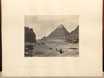 Mezi pyramidami v Geezeh