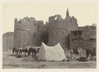 Pohled na Bab al-Azab, brána do káhirské citadely Citadela Báb El-Azab (název na objektu)