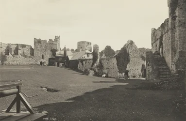 Nádvoří hradu Manorbier, Wales