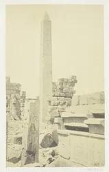 Obelisk a žulový lotosový sloup, Karnac, 1857.