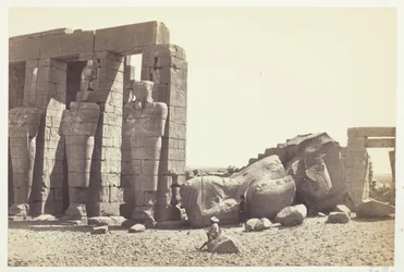 Osiride Pillars a Great Fallen Colossus, c. 1857, vytištěno 1862.