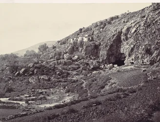 Hlavní zdroj Jordánu, vytékající z jeskyně poblíž Banias, poblíž místa ..., ca. 1857.