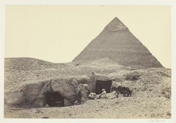 Skalní hrobky a Belzoniho pyramida, Gizeh