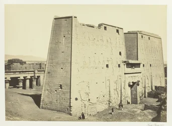 Velký pylon v Edfou, Horní Egypt, 1857.