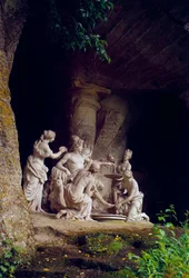 Jeskyně Thetidy; Apollón obsluhovaný nymfami. Socha od Françoise Girardona (1628-1715)