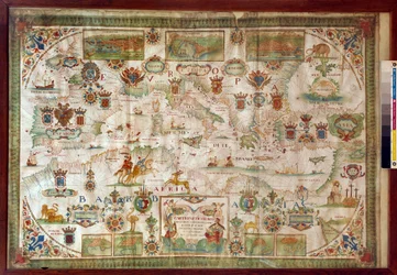 Zeměpisná mapa Středozemního moře zobrazující pobřeží Evropy (Francie, Španělsko, Itálie) a Afriky (Tunisko, Alžírsko, Egypt). Moře je obydleno příšerami a karavelami, zatímco na pevnině jsou viditelné všechny druhy zvířat a obyvatelé oblasti