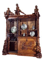 Nábytek: knihovna z ořechu a tepaného železa od Francoise Huberta Carabina (1862-1932) 1890 Ne. 2,9 m Paříž. Muzeum Orsay