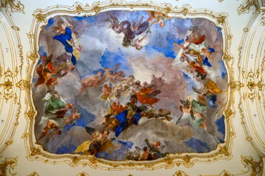 Stropní freska v malé galerii zámku Schönbrunn, Vídeň, Rakousko, 2024 (foto)