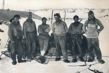 poručík Campbells Party při jejich návratu na Cape Evans, 7. listopadu 1912, 1913