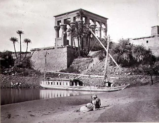 Trajanův chrám, pohled na jihozápad, Philae (černobílá fotografie)
