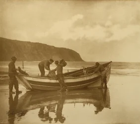 Beaching the Gratitude, cca 1890 (želatinový stříbrný potisk s tónováním)