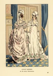 Ženy v péřových čelenkách a luxusních vyšívaných šatech, dvůr krále Ludvíka XVIII., cca 1817. Interiér s modrými závěsy a kobercem fleur de lys. Dvorní šaty na počátku restaurování v Paříži. Ručně kolorovaná litografie R.V. po ilustraci