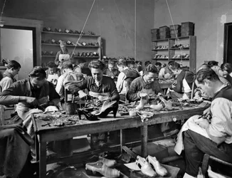Řemeslníci při práci v ateliéru návrháře a výrobce obuvi Ferragamo v Palazzo Feroni, Florencie, 1937 (skleněná deska)