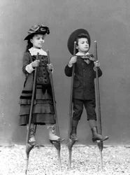 Děti Romualda Alinarise, Adele a Arturo, na chůdách, Florencie, kolem roku 1875 (skleněná deska)