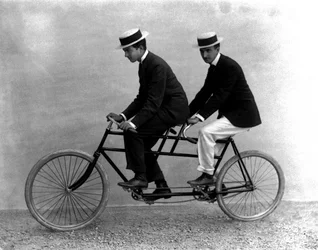 Dva muži v tandemu, Florencie, 1895 (skleněná deska)
