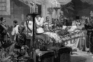 Vojáci pluků bitevních lodí Alexandra II. (1818-1881) jdou políbit ruku zesnulého cara v Chrámu svatých Petra a Pavla v Petrohradu (St. Petersburg)
