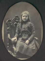[Dívka s kroužky, vsedě, tříčtvrteční délka], 90. léta 19. století.