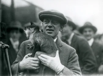 Mangabey černochocholatý, možná Piha, se svým psovodem, účastnící se vnějšího vysílání z londýnské zoo, 1925