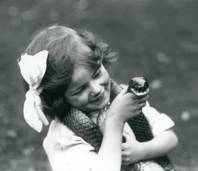 Mladá dívka Betty drží hada indigovce východního, Londýnská zoo, 1924