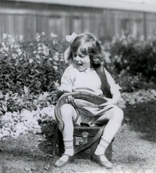 Mladá dívka Betty držící východního indigového hada, zatímco sedí na koženém kufru, Londýnská zoo, 1924