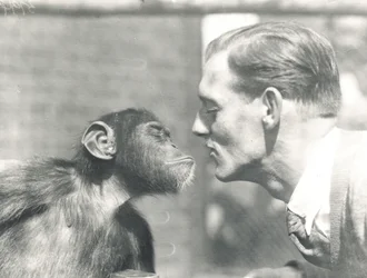 Šimpanz Booboo a John Shelly v londýnské zoo ZSL, září 1927