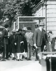 Sir Peter Chalmers Mitchell, s etiopským regentem Haile Selassiem a jeho doprovodem, Londýnská zoo, 1924