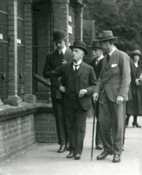 Italský král Victor Emmanuel III při návštěvě londýnské zoo v roce 1924