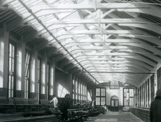 Lví dům s pěti muži pracujícími na jeho údržbě, London Zoo, 1926