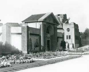 Pavilon plazů v londýnské zoo v roce 1928 s formálními květinovými záhony podél cest k vchodu