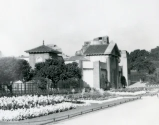 Reptile House v londýnské zoo v roce 1928 s formálními květinovými záhony podél cest ke vchodu do londýnské zoo